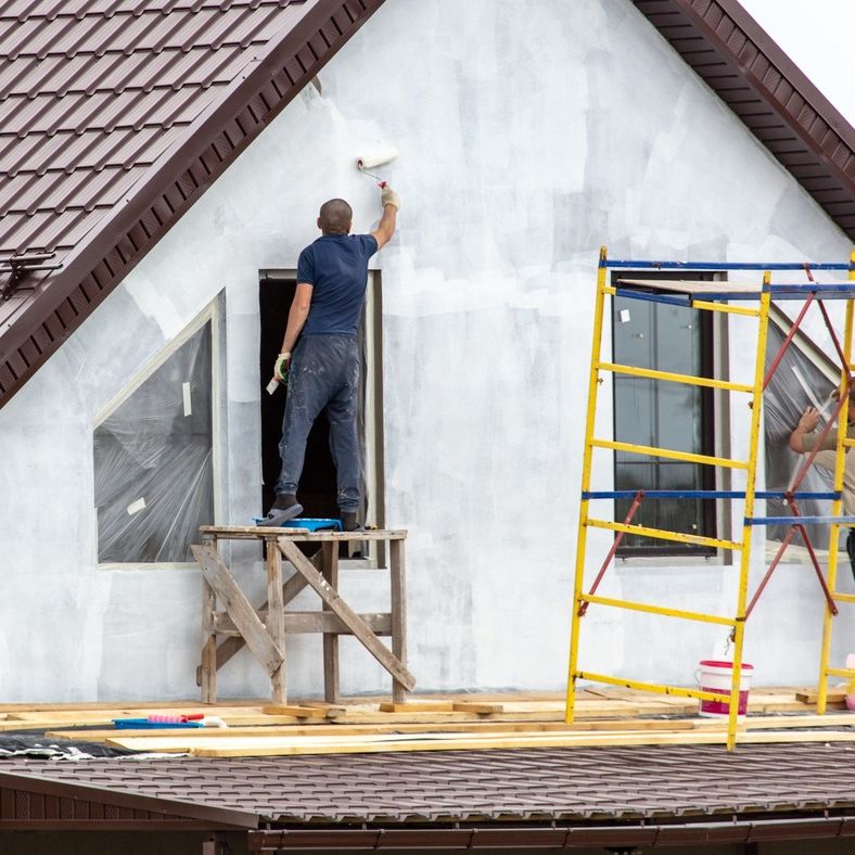 pintores trabajando en fachada